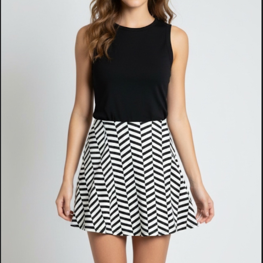 Zara Black and White Chevron Skirt size small